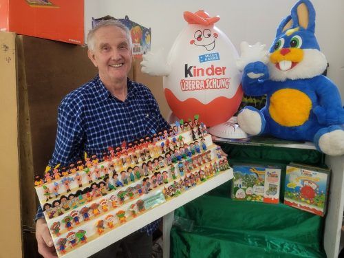 Kurt Prenner-Platzgummer präsentiert im GWL in Bregenz Tausende Objekte aus den Überraschungseiern. BMS