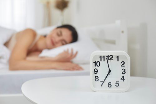 Laut Forschungsergebnissen sollten wir täglich rund sieben Stunden lang schlafen. Shutterstock