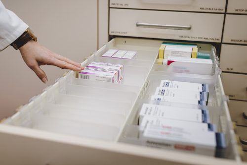 Leere oder halbleere Medikamentenladen sind in vielen Apotheken zum Alltag geworden. Es wird nach eigenen Lösungen gesucht. apa