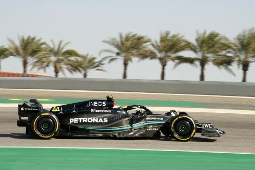 Lewis Hamilton geht beim Grand Prix in Bahrain seine 17. Saison in der Formel-1-WM an. AP