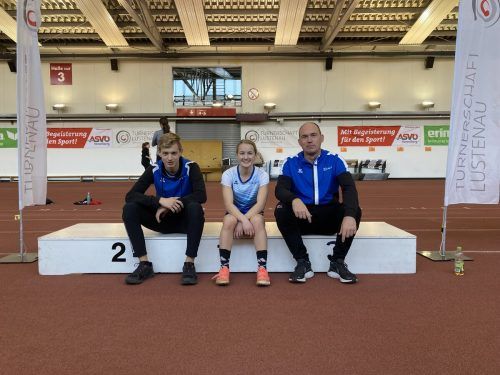 Lorenz Wirth, Mia-Sophie Kammerer und Trainer Gerhard Gmeiner. TS Lauterach