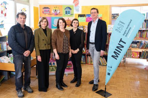 LR Barbara Schöbi-Fink (2. v. l.) und Bürgermeister Markus Giesinger (r.) besuchten die öffentliche Bibliothek Altach. Die Einrichtung wird von Wilma Schneller (M.) geleitet. vlk