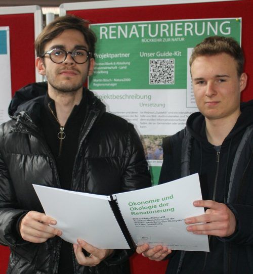 Manuel Peter (r.) und Julius Fink widmen ihre Arbeit Prof. Georg Grabherr.