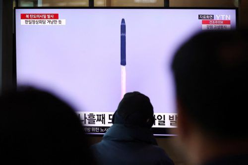 Menschen am Flughafen in Südkorea verfolgten den Abschuss live. Reuters