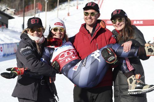 Mikaela Shiffrin wird nach dem Rekordsieg von Mutter, Bruder Taylor und Schwägerin Christie auf Händen getragen. AP