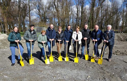 Mit dem Spatenstich erfolgte am 15. März der offizielle Baustart für den neuen Naturkindergarten Niederbahn.   cth/2
