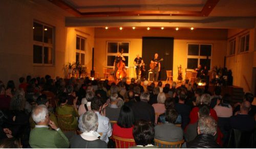 Mit ihren Streichinstrumenten ergänzten Irma-Maria und Markus, alias Folta, die älteste Wälder Boygroup perfekt.  STP