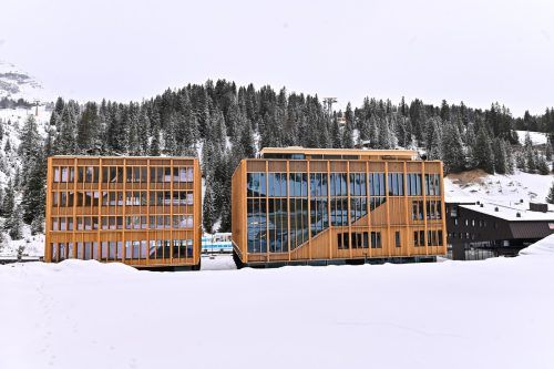 Neben einem Konzert- bzw. Veranstaltungssaal ziehen in die „Lechwelten“ (r.) auch Geschäfte, Gastronomie sowie die Musikschule und Trachtenkapelle ein. Lech Zürs Tourismus