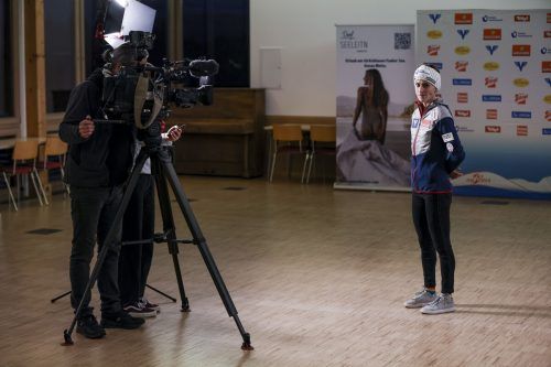 Nicht erst seit den beiden Silbermedaillen bei der Weltmeisterschaft der Nordischen in Planica steht Skispringerin Eva Pinkelnig (34) im Rampenlicht. gepa