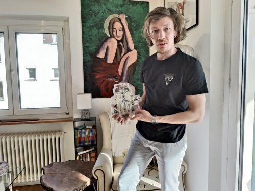 Nikola Bartenbach lebt mit seiner Familie in Brederis, dort hat er auch sein Atelier.