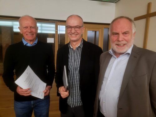 Obmann Dr. Claus Hörburger, Gastreferent Dr. Karl W. Bitschnau und der Obmann des Landesverbandes der Hauskrankenpflege Wolfgang Rothmund.