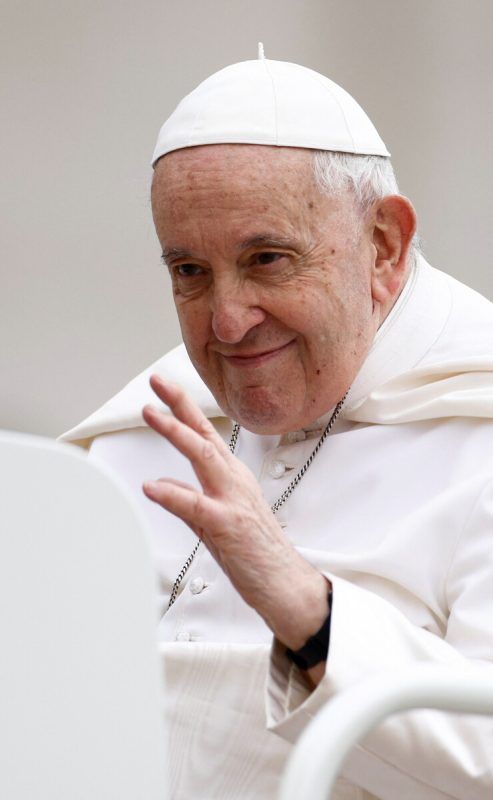 Papst Franziskus denkt über den Zölibat nach.  