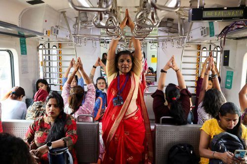 Pendlerinnen praktizieren in einem Nahverkehrszug in der indischen Metropole Mumbai Yoga. Reuters