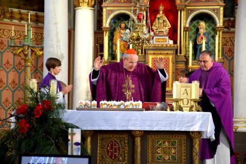 Pfarrgottesdienst mit Christoph Kardinal Schönborn und dem Leiter des Pfarrverbandes Mittleres Montafon, Hans Tinkhauser. SCO