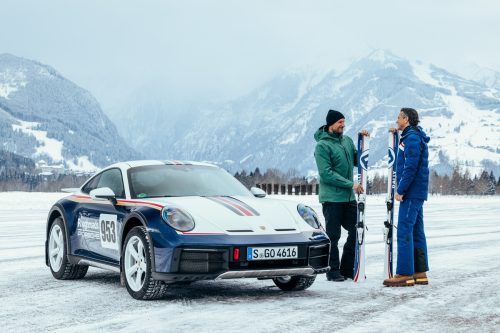 Porsche-Vorstand Lutz Meschke und die norwegische Skilegende Aksel Lund Svindal (r.) sind mit der Performance zufrieden.  
