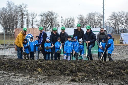 Projektleiter Florian Schrötter (v.l.), Bgm. Kurt Fischer, Obmann Julian Regittnig, Sportreferent Mathias Schwab­eggers, Architekt Peter Muxel, Keckeis-GF Andreas Vonier und U8-Trainer Hasim Karakas packten an.