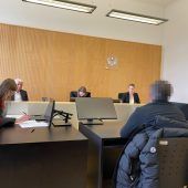 Mit der Machete vor der Wohnungstüre