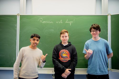 Roman mit seiner Klassenvorständin Brigitte Schagginger. Sie ist stolz auf ihn. VN/RHOMBERG