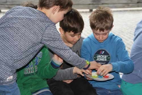 Schüler bei der Verkostung der Schokopralinen. BI