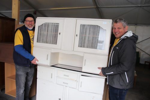 Stefan Küng und Hauptorganisator Stefan Moosbrugger verwandelten den Cubus und das Vereinshaus in ein Stöberparadies. NAM/3