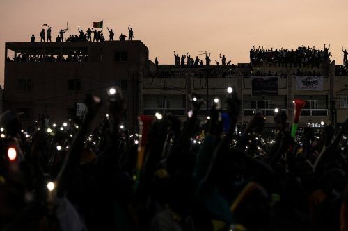 Tausende Anhänger des senegalesischen Oppositionsführers Ousmane Sonko demonstrierten in Dakar. Er ist wegen Verleumdung angeklagt. AFP