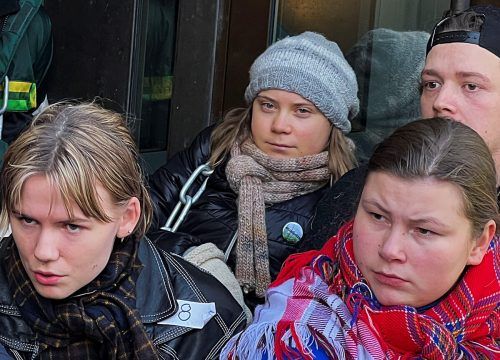 Thunberg kettete sich mit Aktivisten vor das Finanzministerium in Oslo. Reuters