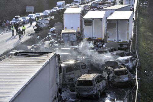Viele Fahrzeuge waren nach dem Zusammenstoß in Flammen aufgegangen. AP