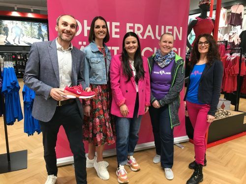 V.l: Roland Biladt, Claudia Boss, Verena Eugster und die Läuferinnen Margareta Wanke und Silvia König-Fink. vn/mm