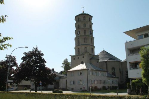 Von außen fällt der in Pagodenform gebaute Kirchturm ins Auge. Pfarre Mariahilf, Oskar Spang, Volare