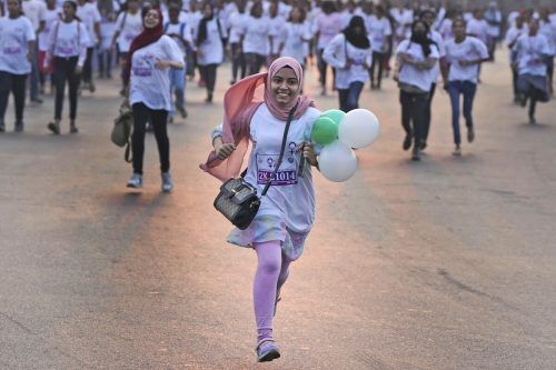 Vor dem Internationalen Frauentag nehmen Schülerinnen in der indischen Metropole Hyderabad an einem Lauf teil. AP