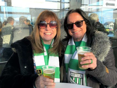 Wahre Fans! Christine Donath und Doris Kimmerl.