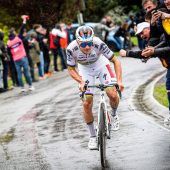 Evenepoel siegt, Pogacar crasht