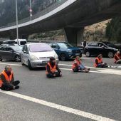 Gotthardtunnel: Klimaaktivisten kleben sich im Osterstau fest
