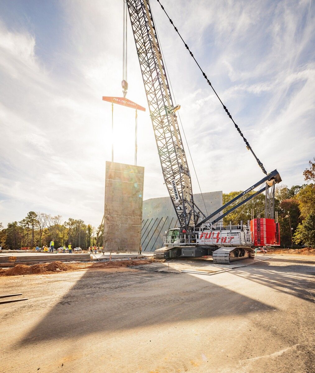 Liebherr-Geräte, wie Seilbagger, Raupenkrane, Spezialtiefbohrgeräte, kommen bei großen Infrastrukturprojekten zum Einsatz. liebherr