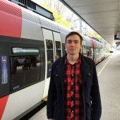 Überfüllte Züge lassen Bahnkunden verärgert zurück. »A2