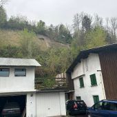 Zwei Wohnhäuser nach ­einem Hangrutsch in ­Hohenems evakuiert. »A8
