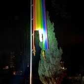 Regenbogenfahne vor Kirche in Bregenz zerschnitten