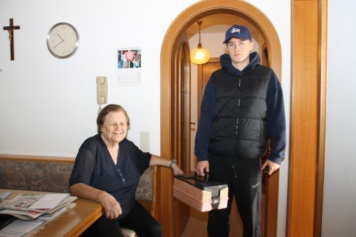 Liam Schallert fährt Essen auf Rädern zu zahlreichen Seniorinnen und Senioren in der Marktgemeinde Frastanz. Auch Mathilde Dobler bekommt ihr Essen vom Sozialzentrum geliefert. VN/HE