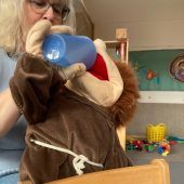 Wo Pfarrer Kneipp mit Kindern spielt