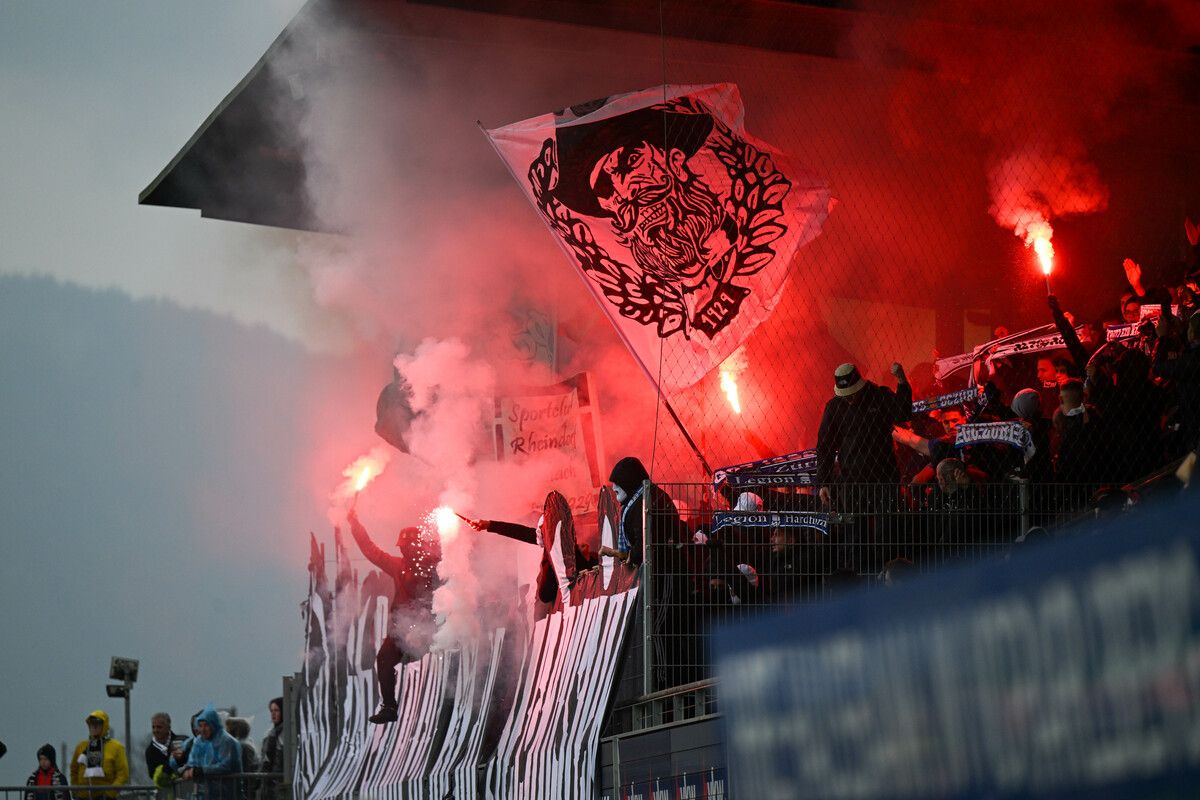 Beim letzten Derby in Lustenau sorgten Altachs Fans für viel Stimmung und viel Rauch.gepa