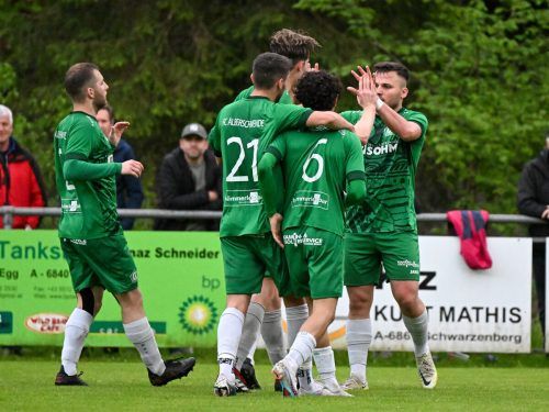 Alberschwende-Spieler bejubeln Cupfinale und Meistertitel in der Vorarlbergliga. Paulitsch