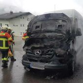Posttransporter in Flammen