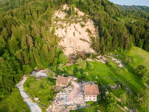 Am stärksten betroffen vom Hangrutsch ist der Bauernhof, der bereits über zehn Meter verschoben wurde und abgerissen werden muss. Sams
