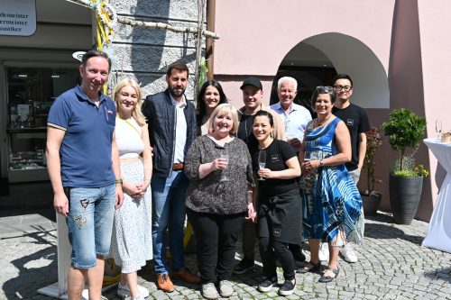 Bei der Eröffnung dabei waren (hinten v. l.): Stefan Auer, Tabea Martin, Bgm. Simon Tschann, Carmen Müller, Mario Kurzamann, Gerd Müller und Haixiao Zhu, (vorne v. l.) Jacqueline Woduschegg, Hong Li und Petra Müller.  Stadtmarketing Bludenz