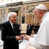 Papst verleiht Italiens Präsident Mattarella Paul-VI.-Preis