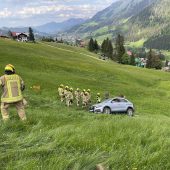 Betagter Autofahrer stürzte Hang hinab