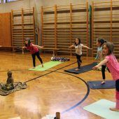 Entspannte Nachwuchs-Yogis im Kindergarten Außerbraz