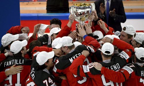 Das Team Kanada, gecoacht von Andre Tourigny, stemmt zum 28. Mal die Trophäe für den Gewinn des Eishockey-WM-Titels in die Höhe. REUTERS