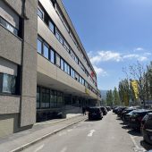 Hochbetrieb vor dem türkischen Konsulat