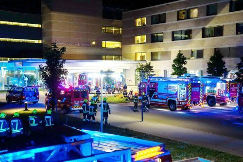 Den Rettungskräften sei es nicht gelungen, die drei Patienten in dem Zimmer zu retten. Betroffen war die Abteilung für Innere Medizin.  apa/Matthias Stur
